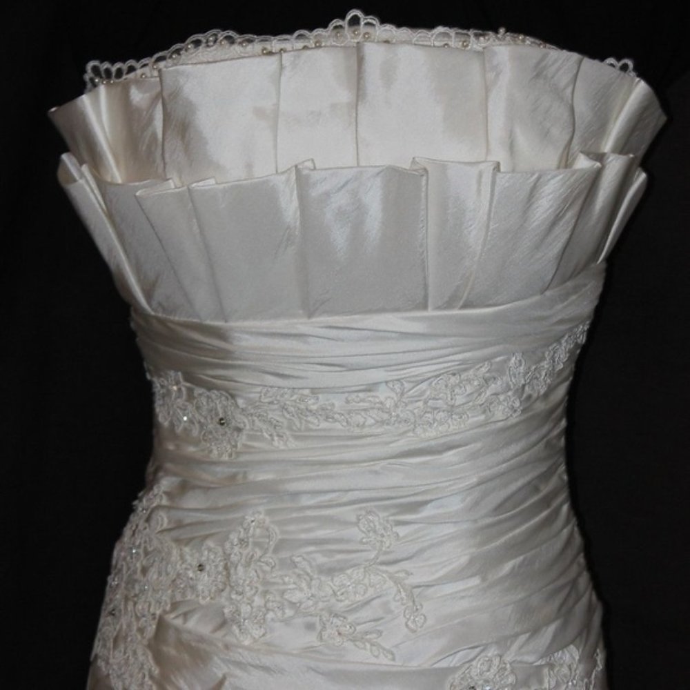 *HP SPECIAL PRICE* Stunning Ivory Strapless Wedding Gown/Shawl/Purse Size 4